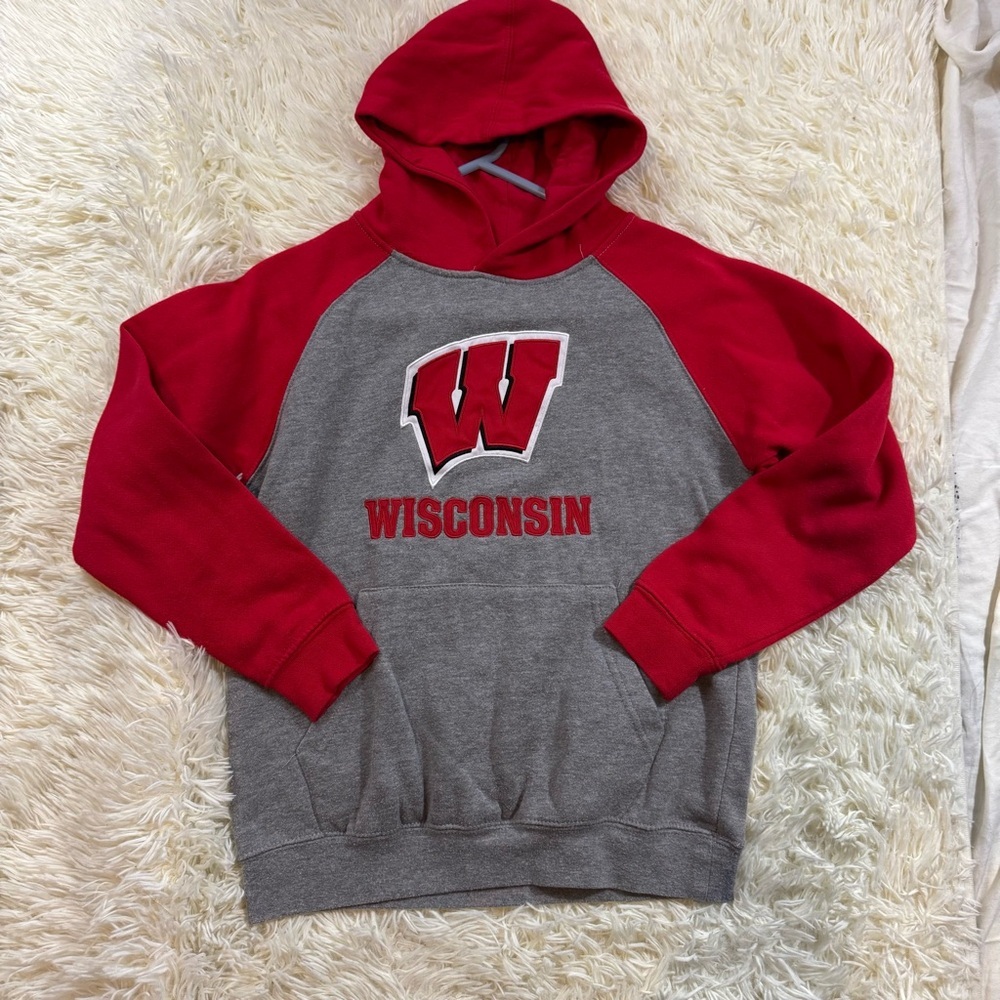 W29. Wisconsin Badgers Red & Gray Hoodie (M 12-14)